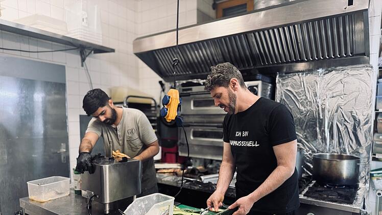Der j&uuml;dische Israeli Oz Ben David (rechts) arbeitet Seite an Seite mit einem pakistanischen Koch.
