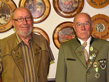 Peter Wehner (links) und Gerhard Antlitz sind Gründungsmitglieder beim Schützenverein Eichelkranz Premich. Fotos: Peter Rauch