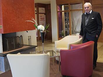 Er lebt im Hotel, er lebt für das Hotel: Dieter Weil hat es vor genau 25 Jahren nach Bad Rodach verschlagen. Als Geschäftsleiter des Kurhotels hat er dort so etwas wie seine Lebensaufgabe gefunden. Foto: Berthold Köhler