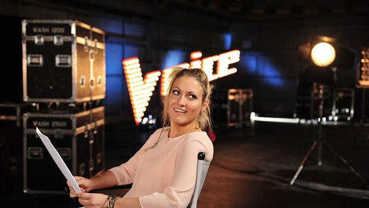 Hanna Iser (r.) aus Nürnberg hat am Freitagabend die Battles bei "The Voice of Germany" auf Sat1 nicht überstanden. Die Jury bestehend aus Max Herre, Nena, Samu Haber und The BossHoss hat Iser nicht in die nächste Runde gewählt.Foto: © SAT.1/ProSieben/Andre Kowalski