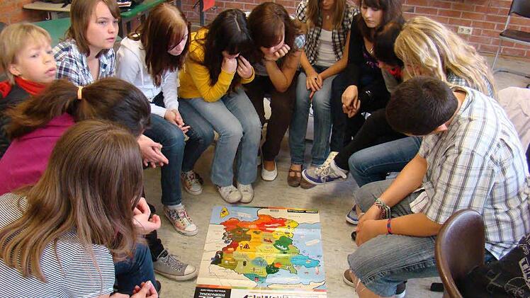 Kein Kind soll verloren gehen, lautet das Motto des Bildungsbeirates: Diese lernenden Forchheimer Realschüler scheinen das Motto durch ihren Zusammenhalt gut umzusetzen.  Foto: Archiv/FT