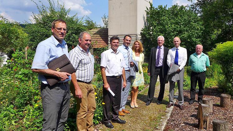Am praktischen Beispiel, der Anlage einer Permakulturfläche in der Außenanlage des UBIZ, überzeugten sich Bürgermeister, Bauhofleiter und Mitarbeiter von VHS und ZAK-Team vom Erfolg der "Bürgerarbeit". Im Bild v. li.: Matthias Bäuerlein, Bürgermeister von Rauhenebrach, Hubert Müller, Bauhofleiter von Untermerzbach, Thomas Sechser, Bürgermeister von Oberaurach, Holger Baunacher, Vorsitzender der VHS und Bürgermeister von Wonfurt, Sandra Langguth, Mitarbeiterin im ZAK-Team, Günther Werner, Bürg...
