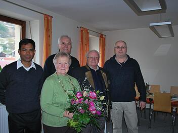 Pater Sony (von links), Norbert Schmitt, Anneliese Moritz mit Ehemann Hubert, Pfarrgemeinderatsvorsitzender Hubert Tremer.  Foto: Norbert Schmitt