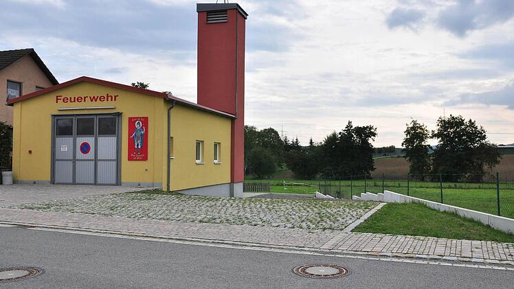 Die Feuerwehr Dampfach will für ihr Mannschaftstransportfahrzeug einen neuen Stellplatz und zudem einen Aufenthaltsraum errichten und daher das bestehende Feuerwehrhaus (im Bild) erweitern.  Foto: Ulrike Langer