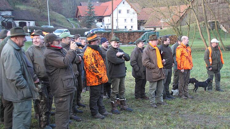Die Jäger versammeln sich zum Abschluss des Jagdtages. Foto: Stephan Tiroch