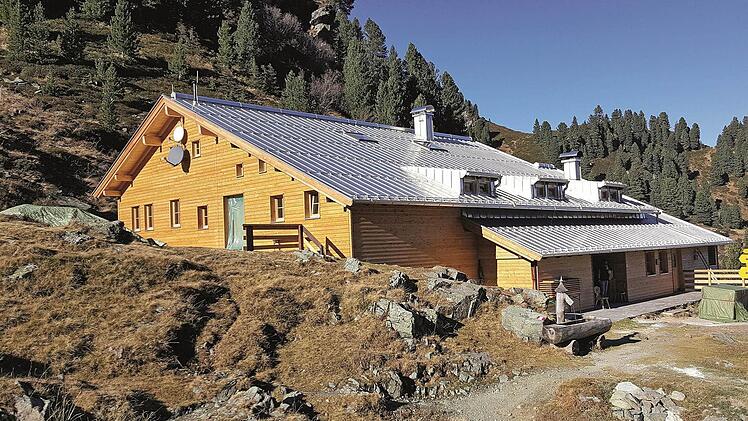 80 Mal musste der Helikopter fliegen, 1,2 Millionen Euro wurden verbaut. Am 16. Juli feiert der Alpenverein die Sanierung seiner Bamberger Hütte. 1756 Meter liegt sie hoch.  Fotos: p.