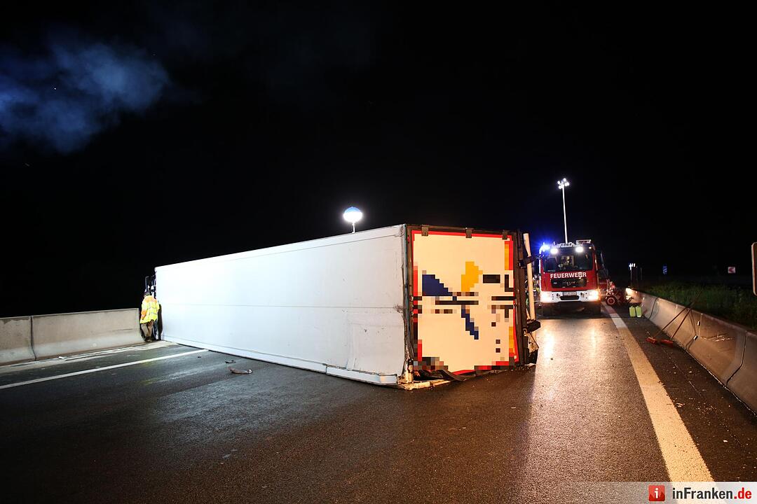 Lkw kippt um und blockiert komplette A9