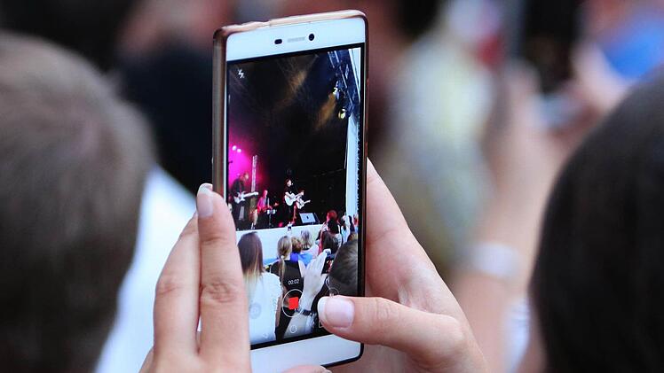 Michael Patrick Kelly zog seine Zuhörer beim Gastspiel im Rahmen des "Tambacher Sommers". Foto: Jochen Berger