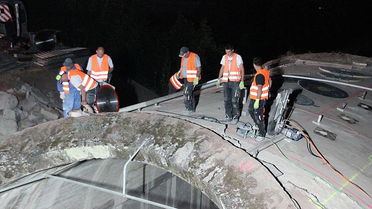 Der Einsatz der Sägen beginnt.  Foto: Friedwald Schedel