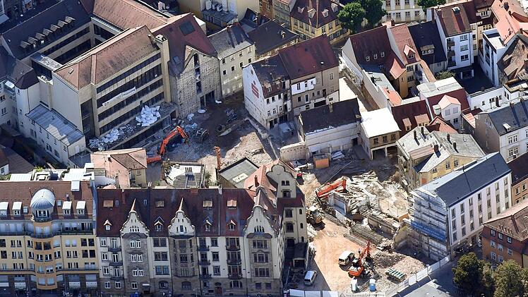 Die enorme Baumasse des alten Sparkassengebäudes (linke obere Ecke) wird erst beim Draufblick erkennbar. Foto: Ronald Rinklef