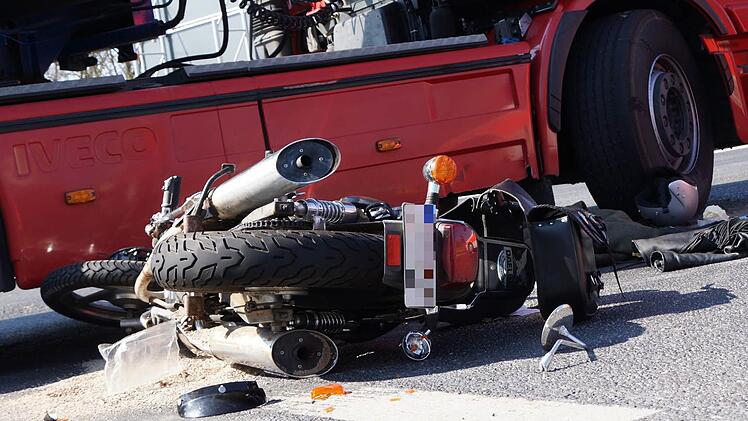 Öfter als der eigentliche Unfall wurde ein Vorfall danach geklickt: Bei Langendorf beschimpfte ein uneinsichtiger Motorradfahrer einen Feuerwehrmann, der den Verkehr umleitete. Foto: Arkadius Guzy