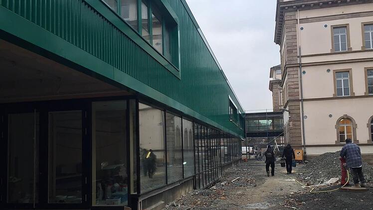 Für das Markgraf-Georg-Friedrich-Gymnasium - hier die neue Pausenhalle (links) - ...