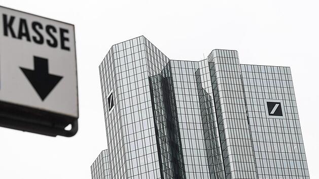Bei der Deutschen Bank knirscht es derzeit nicht nur in der Vorstandsetage. Im täglichen Geschäft hat das größte deutsche Geldhaus vor Ostern aus Versehen 28 Milliarden Euro überwiesen, wie ein Unternehmenssprecher am Freitag in Frankfurt bestätigte.  Foto: Arne Dedert/dpa