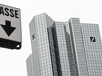 Bei der Deutschen Bank knirscht es derzeit nicht nur in der Vorstandsetage. Im t&auml;glichen Gesch&auml;ft hat das gr&ouml;&szlig;te deutsche Geldhaus vor Ostern aus Versehen 28 Milliarden Euro &uuml;berwiesen, wie ein Unternehmenssprecher am&nbsp;Freitag in Frankfurt best&auml;tigte.  Foto: Arne Dedert/dpa