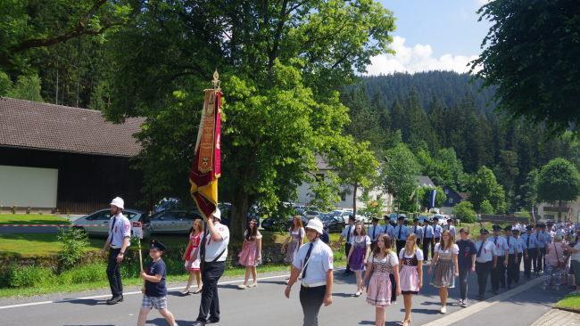 Der gro&szlig;e Festumzug bildete den H&ouml;hepunkt des 125-j&auml;hrigen Jubil&auml;ums der FFW Gifting. Foto: Heike Sch&uuml;lein