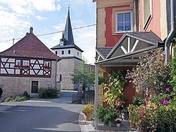 Die Pfarrkirche St. Georg in Friesen ist ein modernes Gotteshaus von 1972 mit einem Turm aus der Zeit um 1490. Foto: Heike Schülein/Archiv
