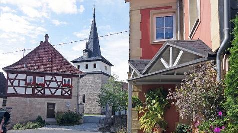 Die Pfarrkirche St. Georg in Friesen ist ein modernes Gotteshaus von 1972 mit einem Turm aus der Zeit um 1490. Foto: Heike Schülein/Archiv