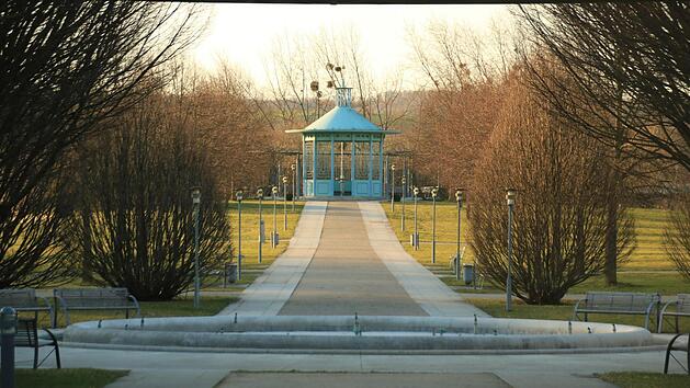 G&auml;hnende Leere herrscht im Staffelsteiner Kurpark. Nur hier und da sind vereinzelte Spazierg&auml;nger zu entdecken in diesen Tagen der Corona-Krise. Aber das ist ein gutes Zeichen. Foto: Matthias Einwag