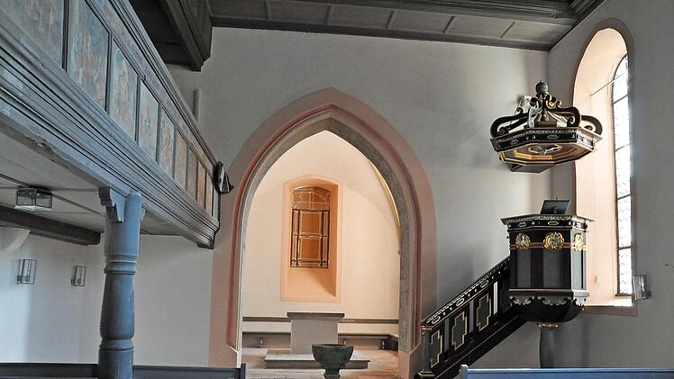 Der Innenraum der Rügheimer Kirche erstrahlt in neuem Glanz. Über eine halbe Million Euro kostet die Renovierung des Gotteshauses.