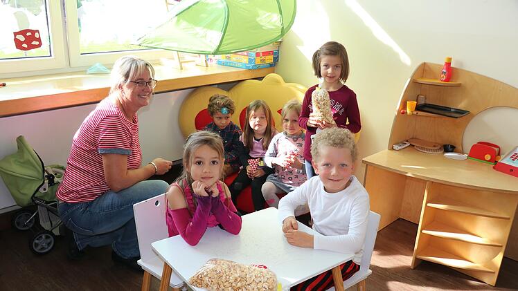 Zu einem Geburtstag gehören auch Süßigkeiten. Diese verteilte Leiterin Carina Schneider an die Kita-Kinder. (In der Kita Oase werden die aktuellen Hygienevorschriften eingehalten, lediglich für das Foto wurde der Mund-Nasenschutz kurz abgenommen)
