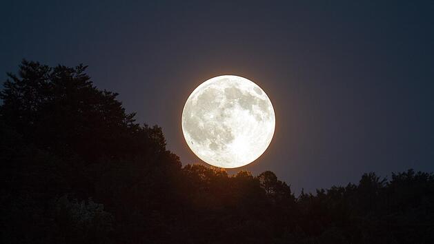 Bei Vollmond können viele Menschen schlecht einschlafen.