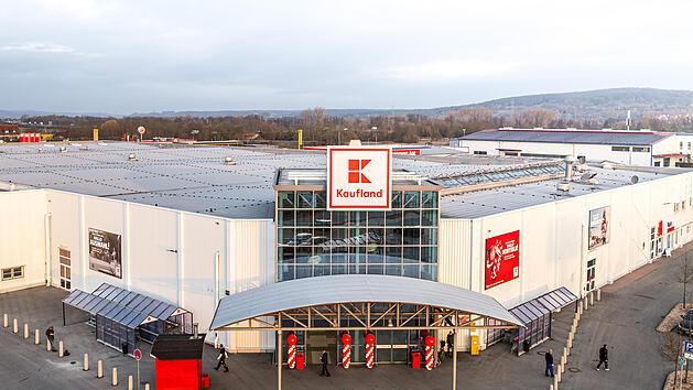 Die neue Kaufland-Filiale in Hallstadt hat er&ouml;ffnet. Das Bild zeigt den Eingangsbereich mit dem markanten Kaufland-Logo und Einkaufskunden.