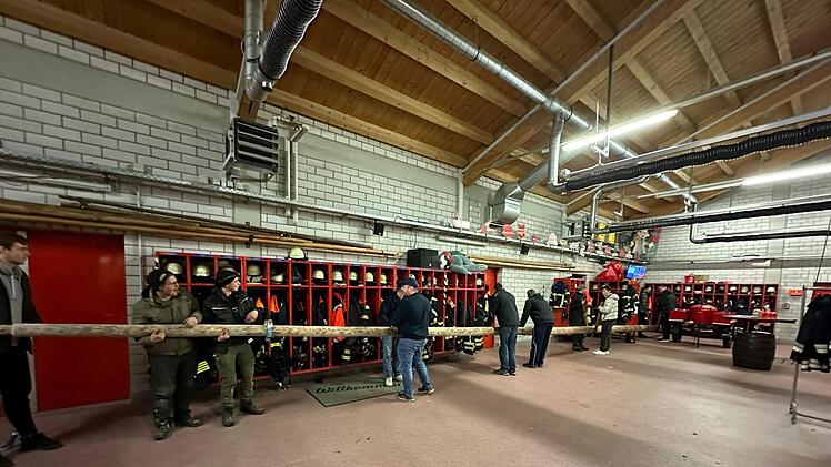 Reichenberg: Feuerwehr Geroldshausen will Maibaum klauen - Autofahrer verhindert Schlimmeres
