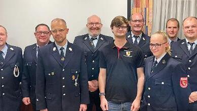 Von links: 2. Kommandant Holger Börner, Thomas Schumm, 1. Kommandant Michael Greger, Arno Remling, Fabian Weller, Dieter Muth, Jessica Keßner, Kreisbrandmeister Bastian Markert, Jonas Römmelt.