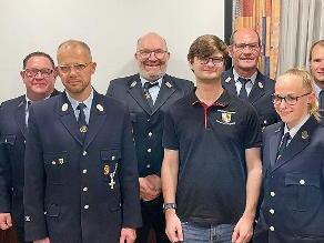 Von links: 2. Kommandant Holger B&ouml;rner, Thomas Schumm, 1. Kommandant Michael Greger, Arno Remling, Fabian Weller, Dieter Muth, Jessica Ke&szlig;ner, Kreisbrandmeister Bastian Markert, Jonas R&ouml;mmelt.