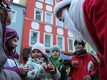 "Wart ihr auch alle brav?", fragt der Nikolaus die Kinder. Foto: Ulrike Müller