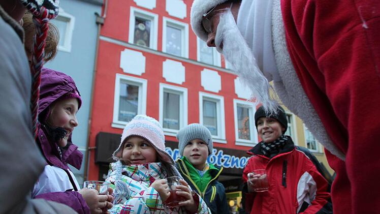 "Wart ihr auch alle brav?", fragt der Nikolaus die Kinder. Foto: Ulrike Müller