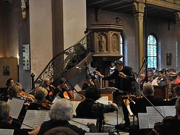 Ein besonderer Höhepunkt des Kissinger Sommers ist der Kantatengottesdienst in der Erlöserkirche. Die musikalische Leitung hatte Kirchenmusikdirektor Jörg Wöltche. Fotos: Klopf