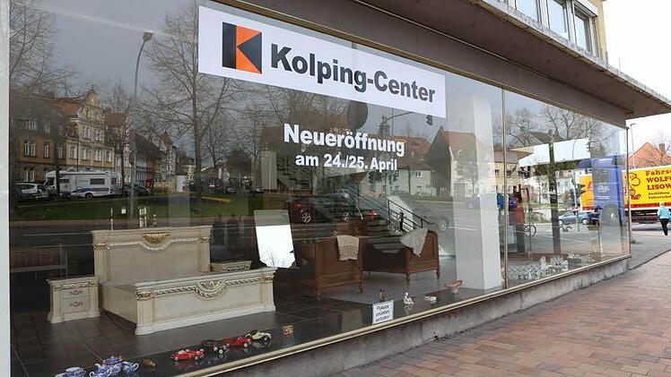 In die Ausstellungshalle des früheren Autohauses an der Siechenkreuzung zieht wieder Leben ein.