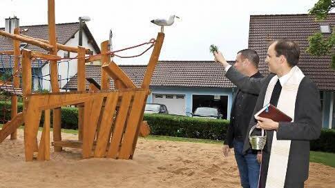Gottes Segen für den neugestalteten Spielplatz erbat Kaplan Paul Reder. Dahinter Bürgermeister Toni Schick. Foto: Peter Rauch