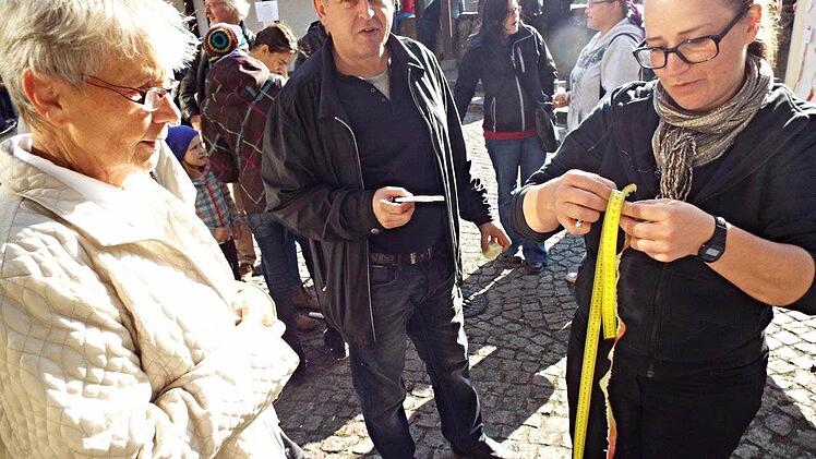 Barbara Ullmann vom BN Ebern (rechts) nahm Maß, um die Apfelschalenlänge genau zu ermitteln. Foto: Kurt Langer