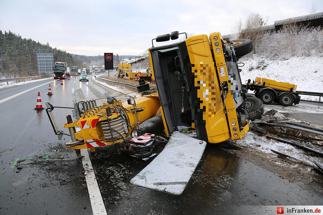 Tonnenschwerer Autokran stürzt auf schneeglatter A93 um