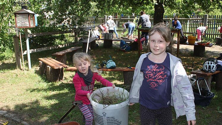 Auch riesige Unkrautberge bef&ouml;rderten die Kinder der Mainleuser Schule aus dem Garten. Foto: Sonny Adam
