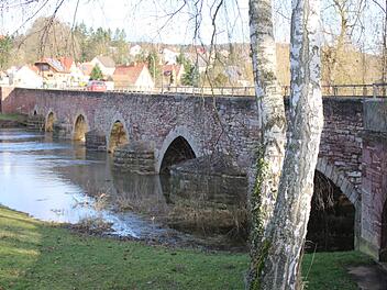 Die Alte Saalebrücke  in Euerdorf wurde mit der Zustandsnote 3,0 bewertet. Das heißt, eine Sanierung steht an. Foto: Hilmar Ruppert