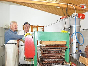 Kelterwart Edgar Müller (rechts) und sein Helfer Dietmar Laude bedienen die modernisierte Anlage.