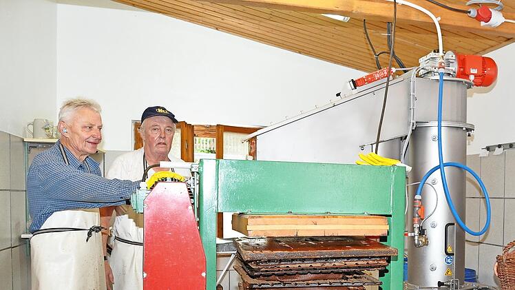 Kelterwart Edgar Müller (rechts) und sein Helfer Dietmar Laude bedienen die modernisierte Anlage.