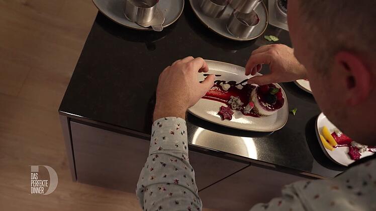 Die "Finale"-Schokodeko auf dem Dessert macht die G&auml;ste sprachlos.