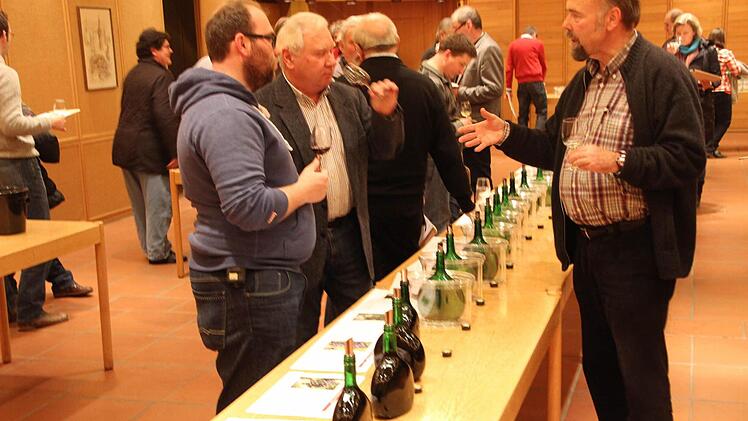 Fachkundig: Dr. Arnold Schwab diskutiert mit den Zeiler Winzern Maximilian und Erich Martin über neue Rebsorten.