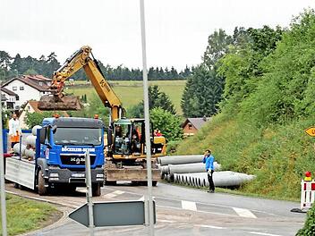 Mit schwerem Gerät haben die Arbeiten am westlichen Ortseingang von Breitbrunn begonnen. Foto: Günther Geiling