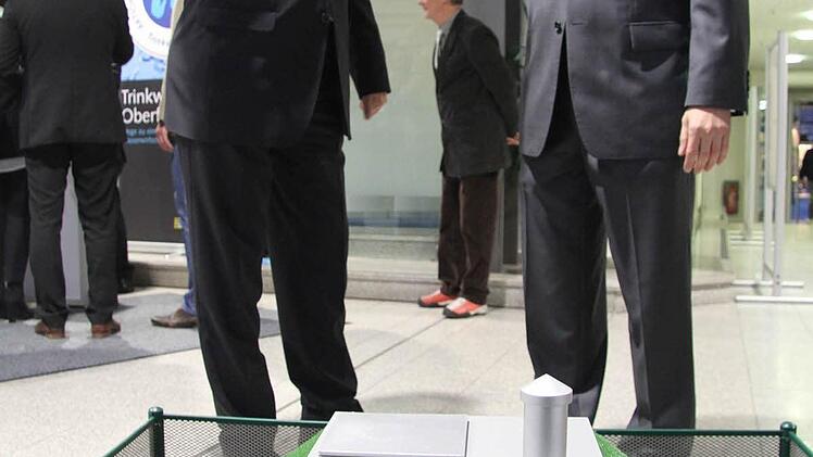 Stephan Ringwald und Dieter Bordihn von der Kulmbacher Bank sind stolz, dass sie einige Tage die Ausstellung rund ums Wasser im Foyer der Kulmbacher Bank beherbergen dürfen.