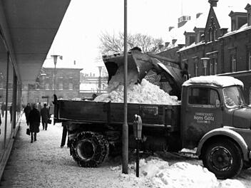 Schweres Gerät räumt vor 50 Jahren die Schneemassen in der Fritz-Hornschuch-Straße weg. Foto: Archiv