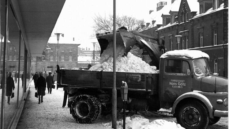 Schweres Gerät räumt vor 50 Jahren die Schneemassen in der Fritz-Hornschuch-Straße weg. Foto: Archiv