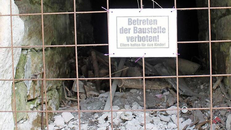 Eine Mischung aus Bauschutt und Hausmüll tritt an den Kellereingängen zutage.