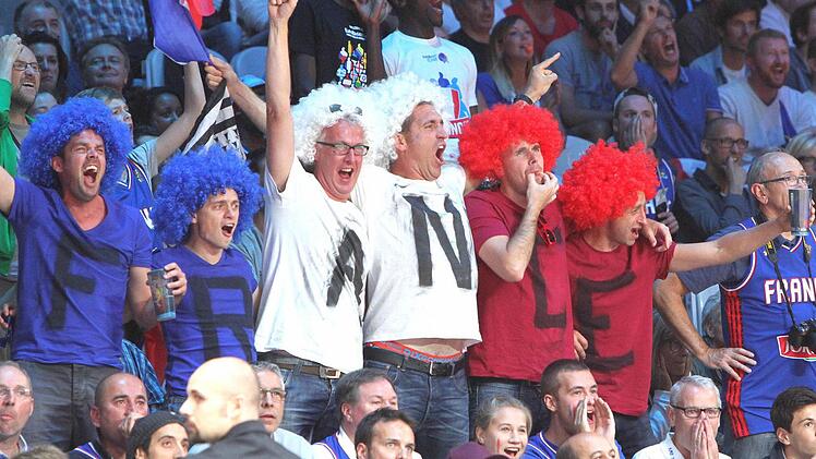 Die Fans feiern sich selbst und ihre Mannschaft. Frankreich ist derzeit im Basketball-Fieber.  Foto: Regina Hoffmann