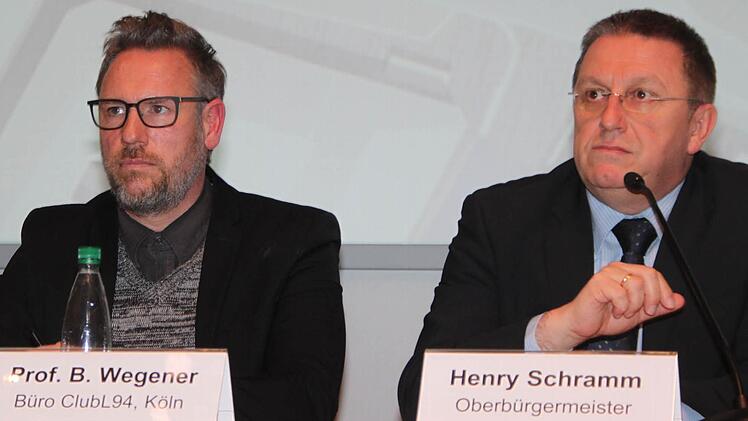 Burkhard Wegener mit OB Henry Schramm bei der Präsentation in der Stadthalle. Foto: Alexander Hartmann