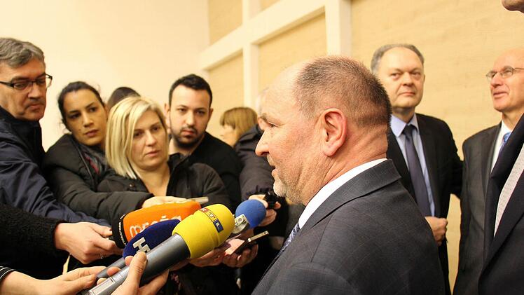 Das Medieninteresse beim Unterzeichnen des Vertrags mit der Uni in Split war groß. Joachim Bovelet, Hauptgeschäftsführer der Regiomed GmbH, musste viele Fragen beantworten. Foto: Birgit Schwabe